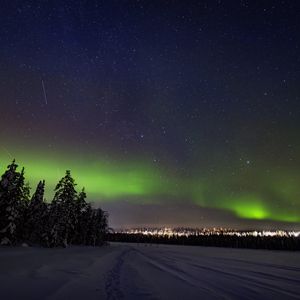 Превью обои полярное сияние, снег, лес, звезды, темный