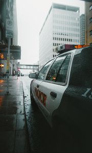 Превью обои полиция, автомобиль, улица, город, дождь