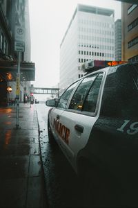 Превью обои полиция, автомобиль, улица, город, дождь