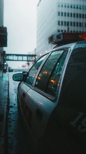 Превью обои полиция, автомобиль, улица, город, дождь, туман