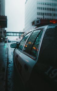 Превью обои полиция, автомобиль, улица, город, дождь, туман