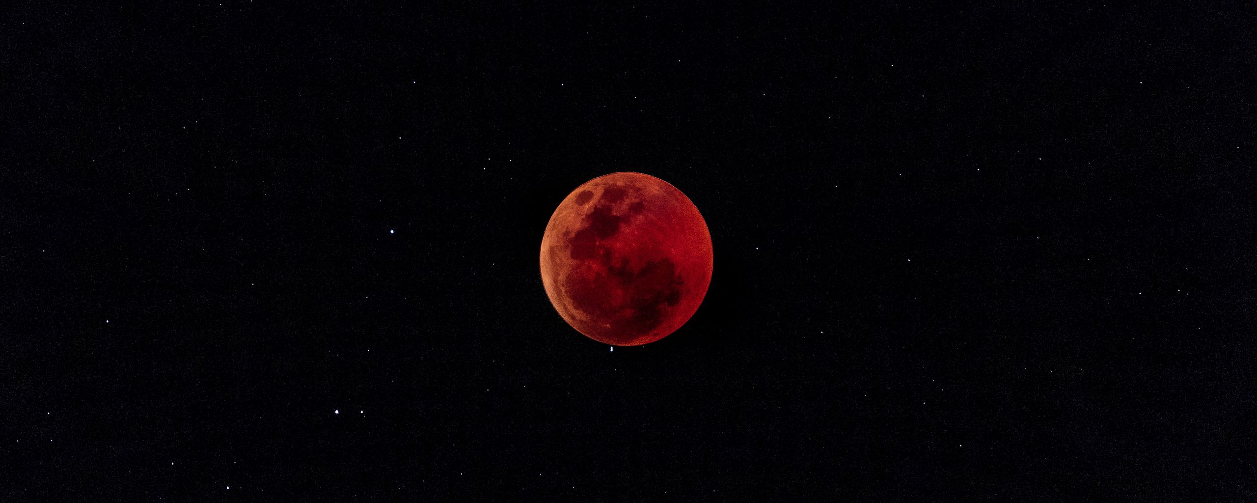 Красное затмение обои. Красная Луна обои на телефон вертикальные. Красная Луна и красное море обои. 4 красные луны