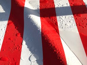 Превью обои полосы, капли, вода, поверхность, красный, белый