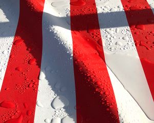 Превью обои полосы, капли, вода, поверхность, красный, белый