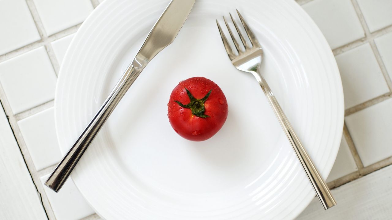 Обои помидор, капли, тарелка, нож, вилка, минимализм