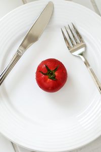 Превью обои помидор, капли, тарелка, нож, вилка, минимализм