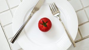 Превью обои помидор, капли, тарелка, нож, вилка, минимализм