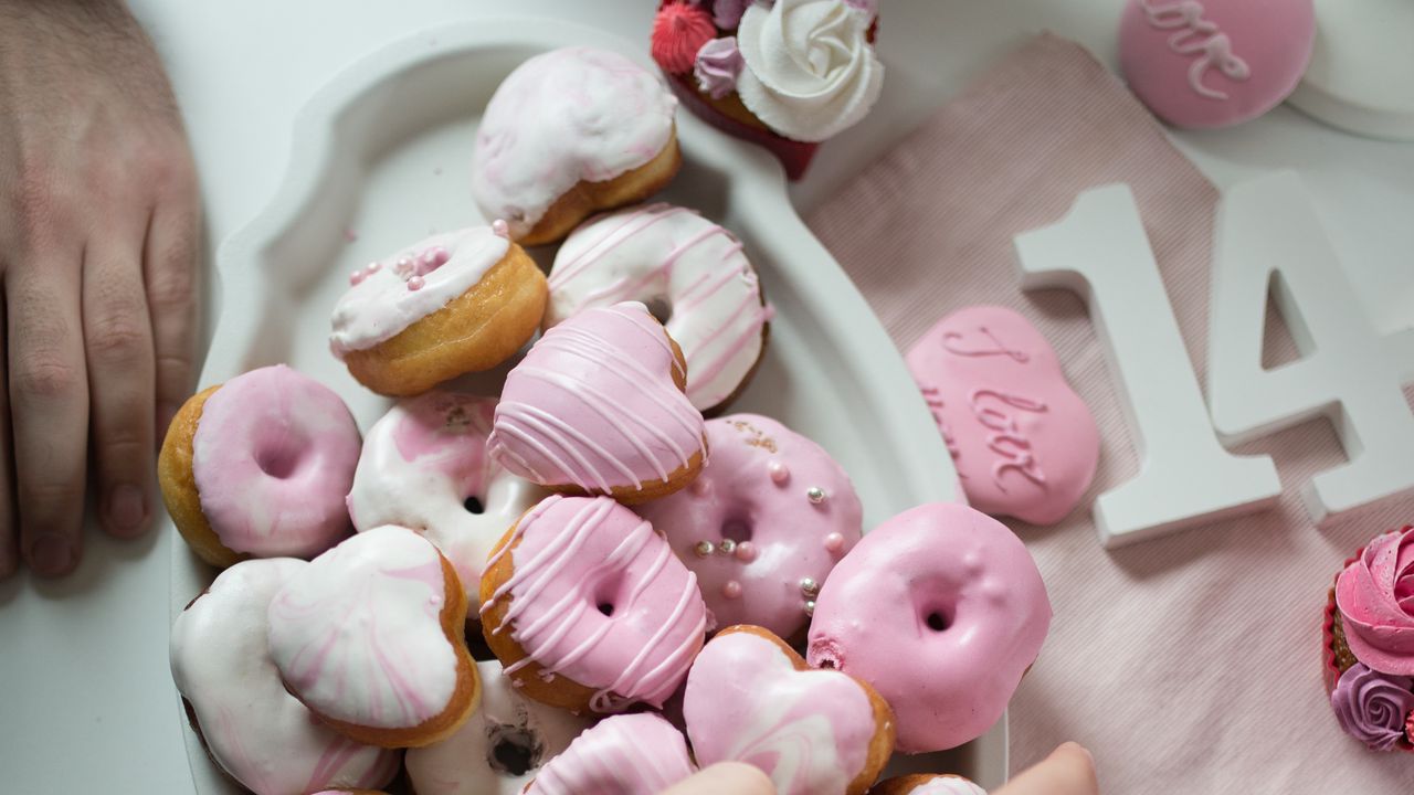 Обои пончики, глазурь, десерт, розовый, рука
