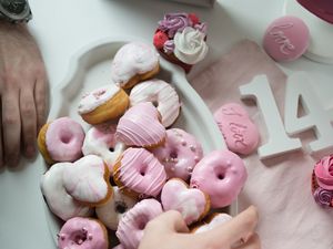 Превью обои пончики, глазурь, десерт, розовый, рука