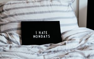 Превью обои понедельник, табличка, надпись, постель, ненависть