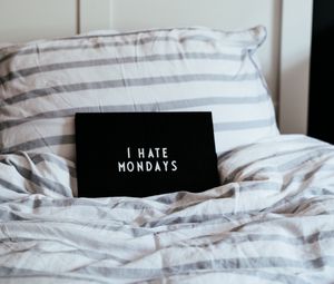 Превью обои понедельник, табличка, надпись, постель, ненависть