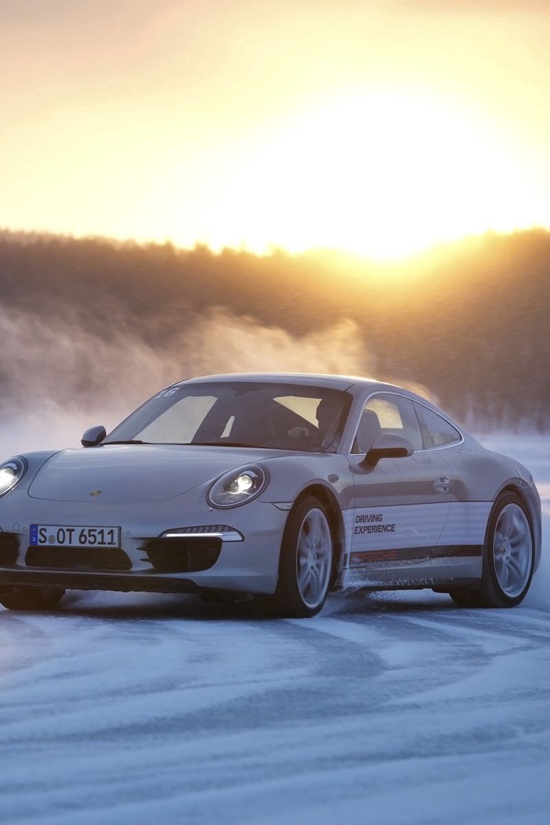 Porsche 911 Winter Snow вертикально