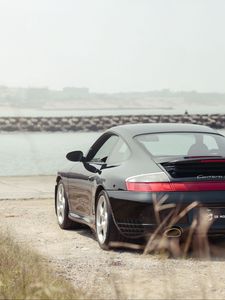 Превью обои porsche 911 carrera 4s, porsche, машина, спорткар, черный, вид сзади, набережная