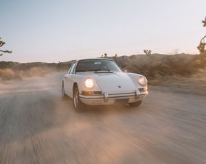 Превью обои porsche 911, porsche, автомобиль, белый, ретро, скорость, дорога