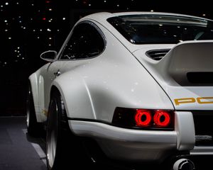 Превью обои porsche 911, porsche, машина, белый, спорткар, вид сзади