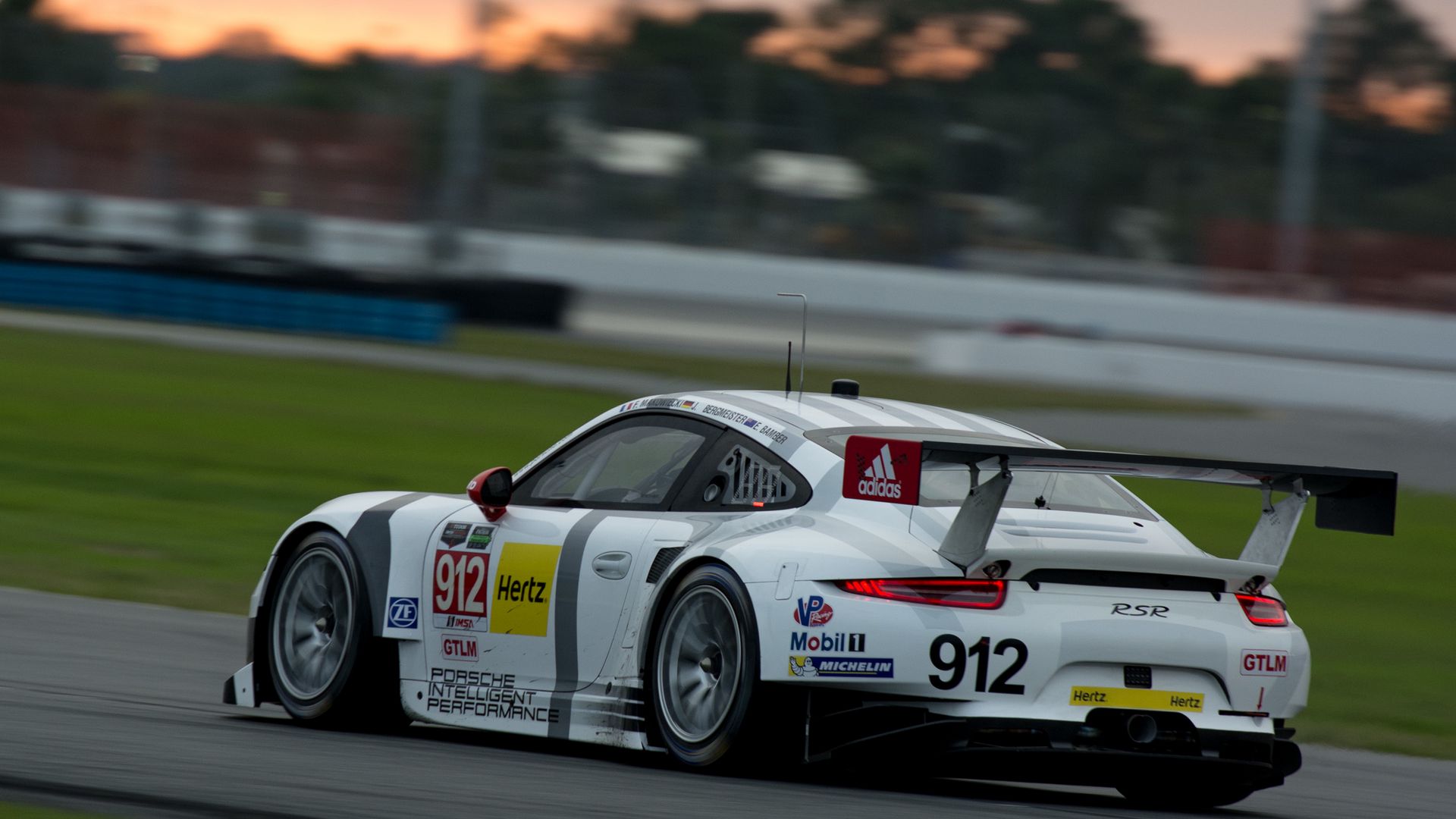 Porsche 911 RSR Race track