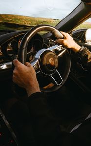 Превью обои porsche, автомобиль, спорткар, руль, руки