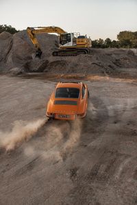 Превью обои porsche, автомобиль, вид сзади, песок, дорога
