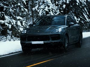 Превью обои porsche cayenne, porsche, автомобиль, черный, дорога, снег, зима