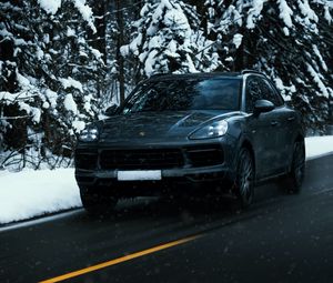 Превью обои porsche cayenne, porsche, автомобиль, черный, дорога, снег, зима