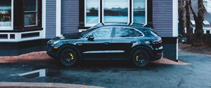 Превью обои porsche cayenne, porsche, автомобиль, черный, дом, стоянка