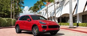 Превью обои porsche cayenne, porsche, красный, вид сбоку, пальмы