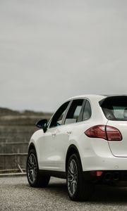 Превью обои porsche cayenne, porsche, машина, белый, вид сзади, кроссовер