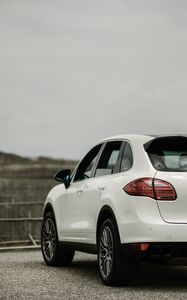 Превью обои porsche cayenne, porsche, машина, белый, вид сзади, кроссовер