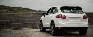 Превью обои porsche cayenne, porsche, машина, белый, вид сзади, кроссовер