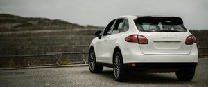 Превью обои porsche cayenne, porsche, машина, белый, вид сзади, кроссовер