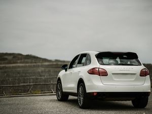 Превью обои porsche cayenne, porsche, машина, белый, вид сзади, кроссовер