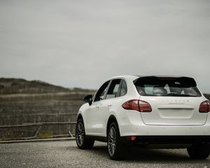 Превью обои porsche cayenne, porsche, машина, белый, вид сзади, кроссовер