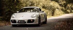 Превью обои porsche cayman s, porsche, машина, спорткар, белый, вид спереди, асфальт