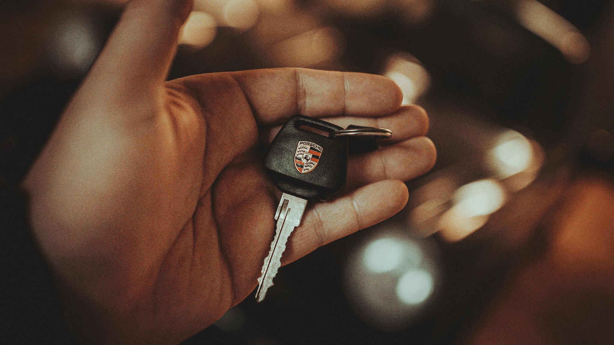 Ключи от машины в руке