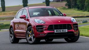 Превью обои porsche, macan, turbo, uk-spec, красный, вид спереди