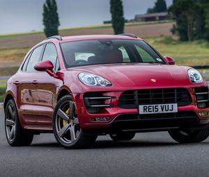 Превью обои porsche, macan, turbo, uk-spec, красный, вид спереди