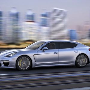 Превью обои porsche, panamera, вид сбоку, движение, серебристый