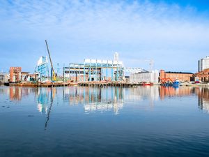 Превью обои порт, море, здания, строительный кран
