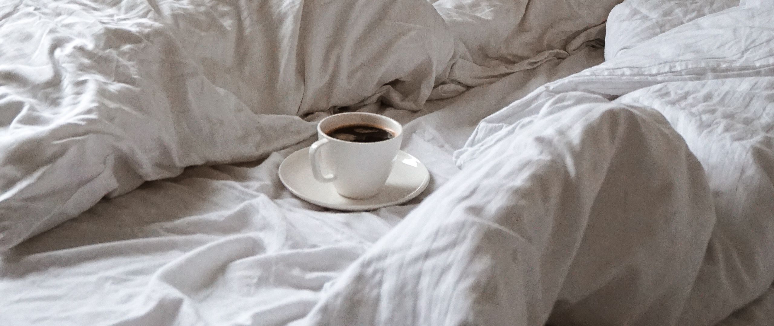 Кофе в постель. Чашка кофе в постель. Доброе утро в постели. Мятая кровать.