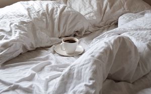Превью обои постель, кофе, чашка, подушки, белый