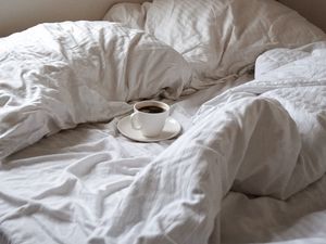 Превью обои постель, кофе, чашка, подушки, белый