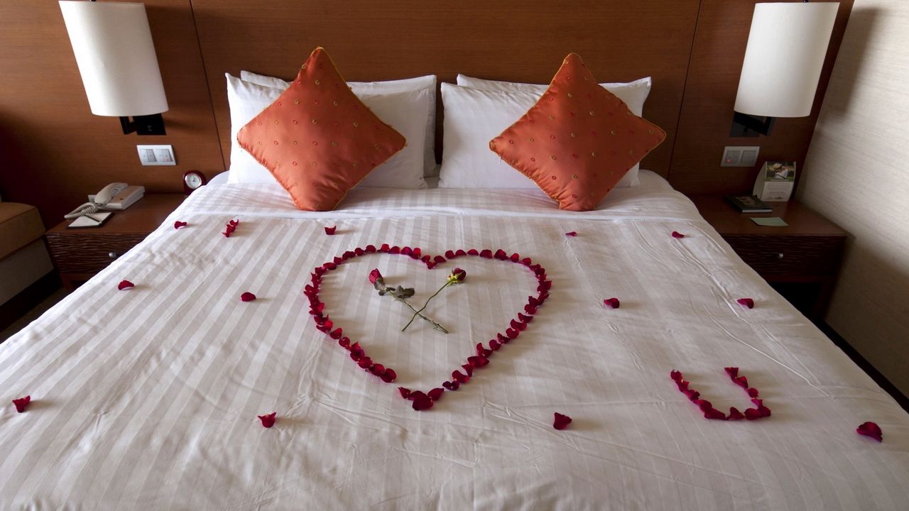 Обои постель, комната, романтика, цветы