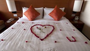 Превью обои постель, комната, романтика, цветы