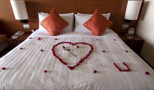 Превью обои постель, комната, романтика, цветы