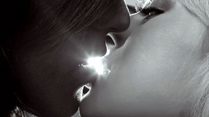 Превью обои поцелуй, девушка, парень, лицо, дыхание, губы, контур, профиль, очертания, свет, любовь, слияние, чувства, чб, кадр
