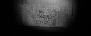 Превью обои поцелуй, надпись, чб, стена, текст
