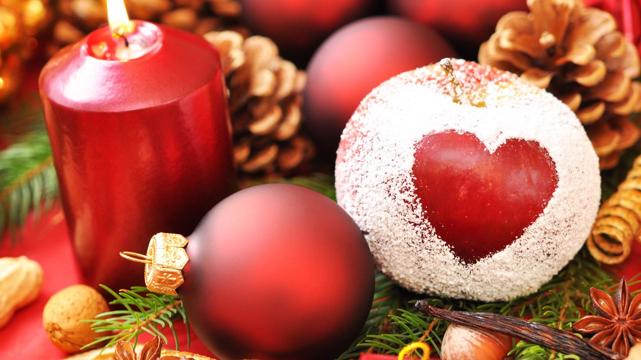 Обои праздник, сердце, новый год, рождество, свеча, яблоко, пудра, хвоя, шары, шишки