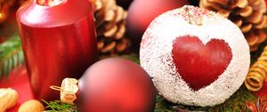 Превью обои праздник, сердце, новый год, рождество, свеча, яблоко, пудра, хвоя, шары, шишки