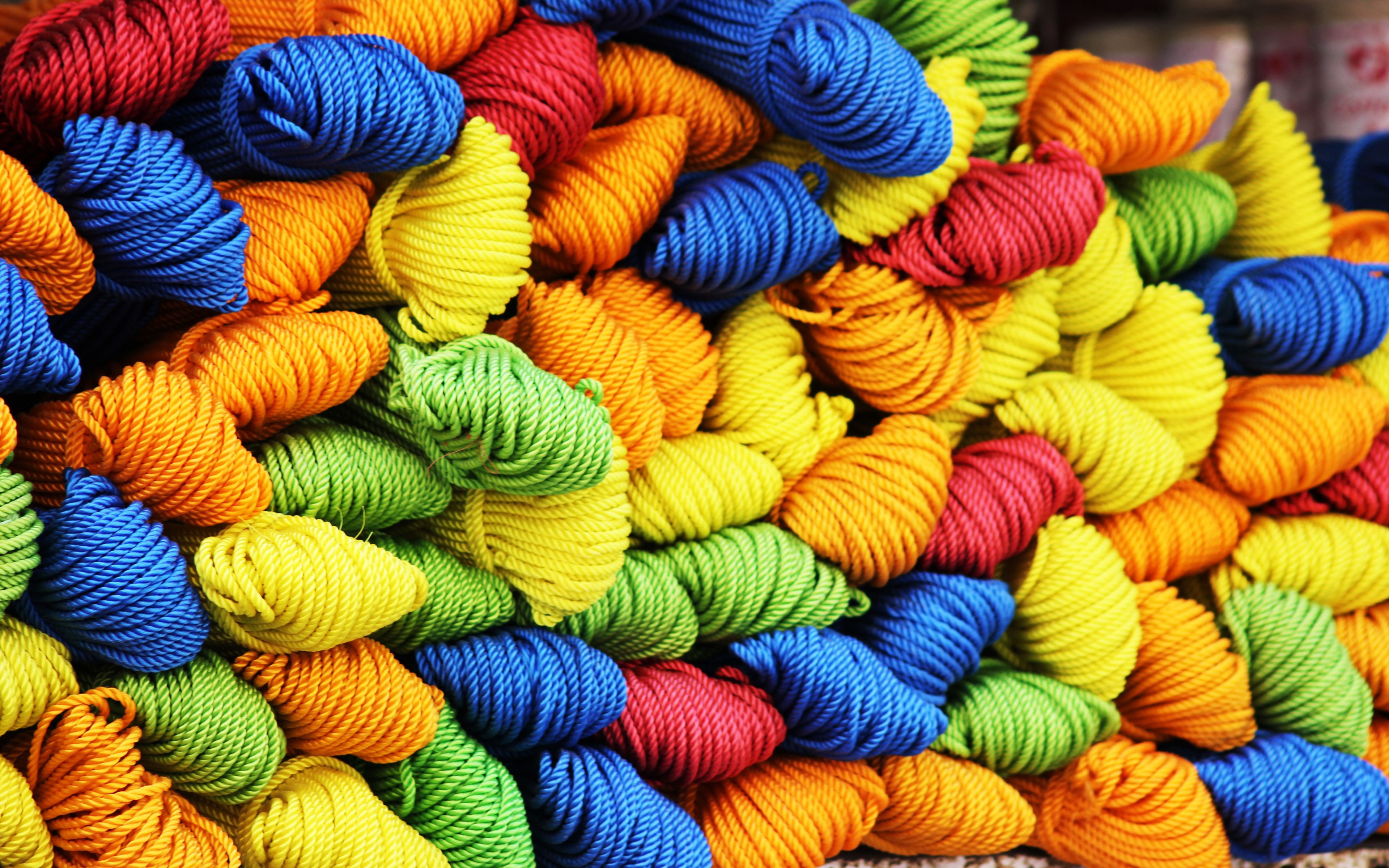 Разноцветные нитки для вязания