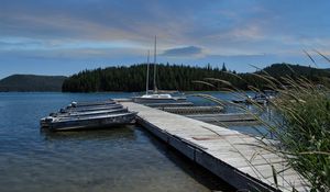 Превью обои причал, лодки, мачта, река, деревья